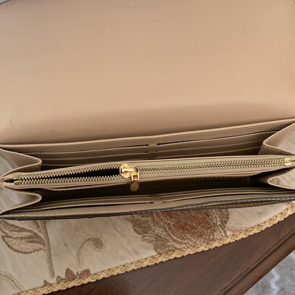 🌹AUTHENTIC LOUIS VUITTON VERNIS MONOGRAM SARAH WALLET🌹 - Picture 6 of 11